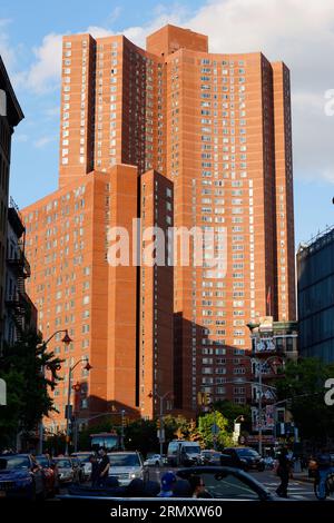 Confucius Plaza 孔子大廈, un immeuble d'appartements Mitchell-Lama Co-op, à Manhattan Chinatown, New York. Banque D'Images