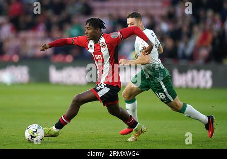 Andre Brooks de Sheffield United (à gauche) et Ben House de Lincoln City se battent pour le ballon lors du match de deuxième tour de la coupe Carabao à Bramall Lane, Sheffield. Date de la photo : mercredi 30 août 2023. Banque D'Images