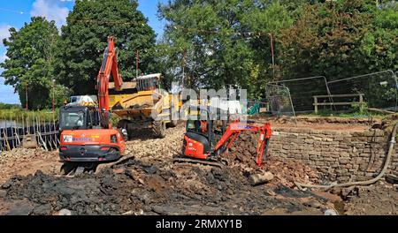 Les creuseurs poursuivent la réparation du mur de lavage endommagé de Leeds et Liverpool entre les ponts 32 et 31 près de Burscough dans le West Lancashire Banque D'Images