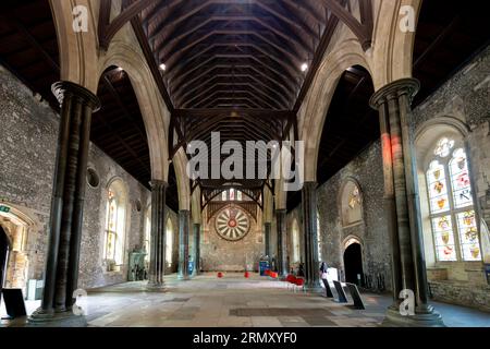 La Table ronde médiévale du roi Arthur de la légende arthurienne, accrochée au mur dans la Grande salle à Winchester, Angleterre, Royaume-Uni. Banque D'Images