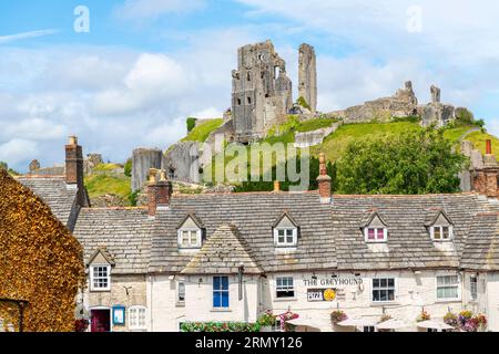 Les ruines imposantes du château médiéval de Corfe, au sommet d'une colline, vues au-dessus de la ville du même nom dans le village de Corfe Castle, Angleterre, Royaume-Uni. Banque D'Images