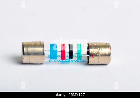 Fusible, 20 fusibles de 5 mm, corps en verre, temporisation, action retardée, bande de couleur. Pour une utilisation dans une multitude d'applications où la sécurité et la protection des composants Banque D'Images