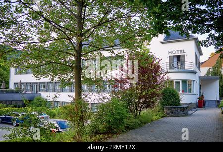 Hôtel im Schulhaus à Lorch, Allemagne, une école Art Déco 1932 rénovée en un charmant hôtel près du célèbre sentier Rheinsteig le long du Rhin. Banque D'Images