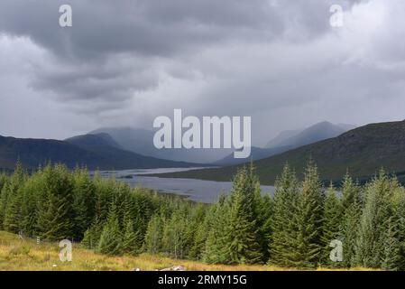 Une vue moody sur le Loch Loyne dans les Highlands écossais prise de l'A87. Banque D'Images