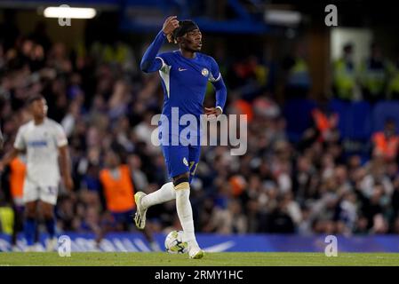 Noni Madueke de Chelsea (à gauche) célèbre avoir marqué le premier but de ses côtés à partir du point de penalty lors du match de deuxième tour de la coupe Carabao à Stamford Bridge, Londres. Date de la photo : mercredi 30 août 2023. Banque D'Images