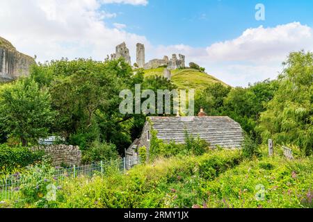 Vue sur le château de Corfe, une fortification se dressant au-dessus du village du château de Corfe sur la péninsule de l'île de Purbeck dans le comté anglais de Dorset. Banque D'Images