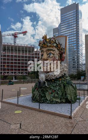 Paris, France - 08 30 2023 : les extatiquess, art en plein air. Sculpture en résine d'un visage représentant la saison printanière Banque D'Images