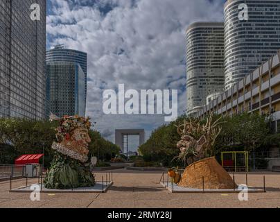 Paris, France - 08 30 2023 : les extatiquess, art en plein air. Vue sur l'allée principale de l'esplanade de la Défense avec deux sculptures en résine de visages RE Banque D'Images