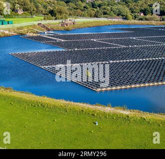 Panneaux solaires flottants à Godley, Manchester, Royaume-Uni. Vue aérienne montrant des milliers de panneaux solaires reposant doucement sur la surface de l'eau Banque D'Images