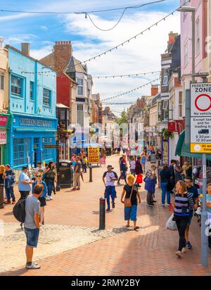 Journée bien remplie sur la rue piétonne St Mary Street dans le centre-ville touristique plein de boutiques et de restaurants dans la ville balnéaire de Weymouth, Royaume-Uni. Banque D'Images