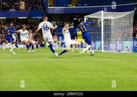 LONDRES, Royaume-Uni - 30 août 2023 : Noni Madueke de Chelsea tombe sous le défi d'Alex Pearce de l'AFC Wimbledon pour gagner un penalty lors du match de deuxième tour de la coupe EFL entre Chelsea et l'AFC Wimbledon à Stamford Bridge (crédit : Craig Mercer / Alamy Live News) Banque D'Images