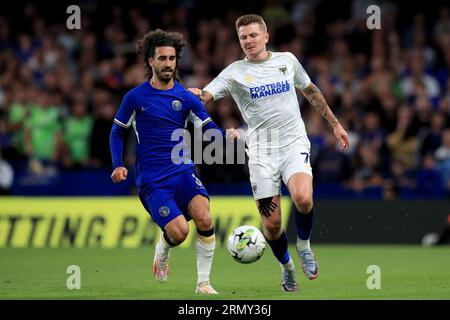 Londres, Royaume-Uni. 30 août 2023. Marc Cucurella de Chelsea et James Tilley d'ACF Wimbledon lors du match de deuxième tour sud de la coupe de Carabao EFL entre Chelsea et l'AFC Wimbledon à Stamford Bridge, Londres, Angleterre le 30 août 2023. Photo de Carlton Myrie. Usage éditorial uniquement, licence requise pour un usage commercial. Aucune utilisation dans les Paris, les jeux ou les publications d'un seul club/ligue/joueur. Crédit : UK Sports pics Ltd/Alamy Live News Banque D'Images