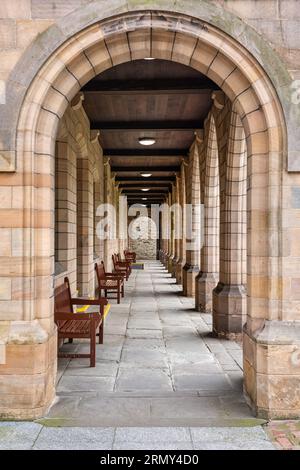 Couloir voûté dans le cloître extérieur de l'Université d'Aberdeen, Écosse. Banque D'Images