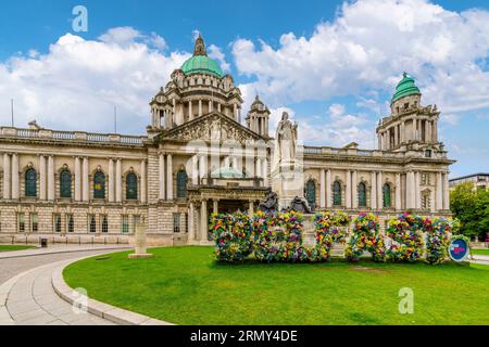 Vue de face de l'hôtel de ville de Belfast avec des fleurs couvrant le mot « Belfast » à Donegall Square, Irlande du Nord, Royaume-Uni Banque D'Images