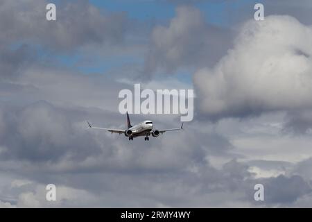 Air Canada flight arriving  at  the Montréal-Pierre Elliott Trudeau International Airport. Montreal,Quebec,Canada Banque D'Images