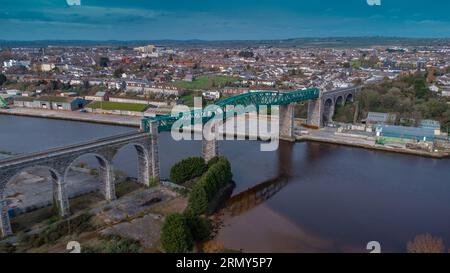 Vue aérienne par drone du viaduc de Boyne à drogheda couvrant la rivière Boyne en début de soirée. Belle pucture d'un viaduc en métal vert et de pierre Banque D'Images