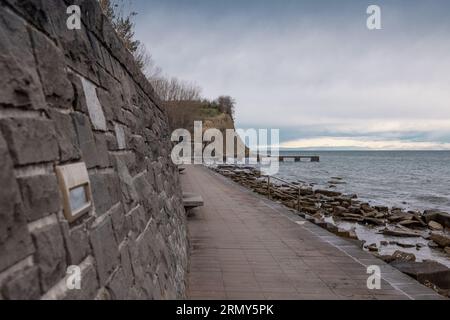 Sentier de promenade en bord de mer et une jetée près des falaises de Strunjan sur la partie nord de la côte adriatique à Izola. Banque D'Images