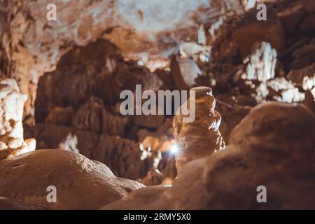 Grotte remplie de stalactites et stalagmites formant des piliers et d'autres formations rocheuses. Grotte de Taborska ou Zupanova en Slovénie Banque D'Images