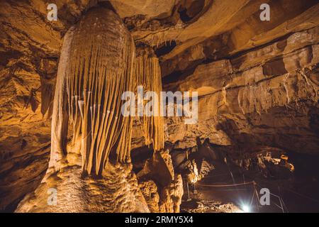 Grande salle souterraine dans une grotte remplie de stalactites et stalagmites formant des piliers et d'autres formations rocheuses. Grotte de Taborska ou Zupanova en Sloveni Banque D'Images