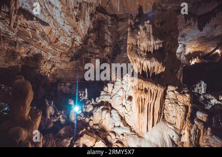 Grande salle souterraine dans une grotte remplie de stalactites et stalagmites formant des piliers et d'autres formations rocheuses. Grotte de Taborska ou Zupanova en Sloveni Banque D'Images