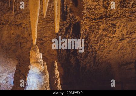 Grotte remplie de stalactites et stalagmites formant des piliers et d'autres formations rocheuses. Grotte de Taborska ou Zupanova en Slovénie Banque D'Images