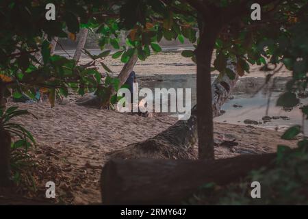 Personne inconnue griller un barbecue ou un barbecue sur la plage playa cocles au costa rica sur la côte caraïbe. Banque D'Images