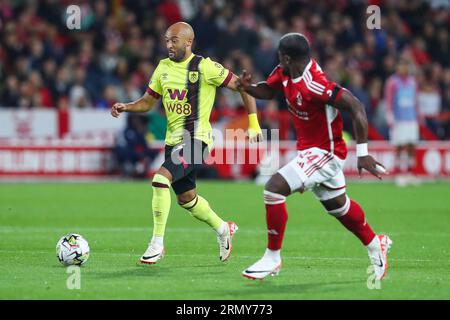 Nathan Redmond #15 de Burnley fait une pause avec le ballon lors du match de la Carabao Cup Nottingham Forest vs Burnley à City Ground, Nottingham, Royaume-Uni, le 30 août 2023 (photo Gareth Evans/News Images) dans, le 8/30/2023. (Photo Gareth Evans/News Images/Sipa USA) crédit : SIPA USA/Alamy Live News Banque D'Images