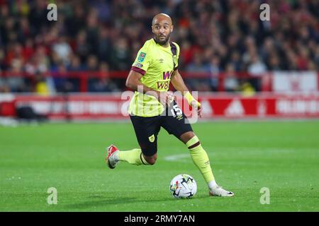 Nathan Redmond #15 de Burnley fait une pause avec le ballon lors du match de la Carabao Cup Nottingham Forest vs Burnley à City Ground, Nottingham, Royaume-Uni, le 30 août 2023 (photo de Gareth Evans/News Images) Banque D'Images