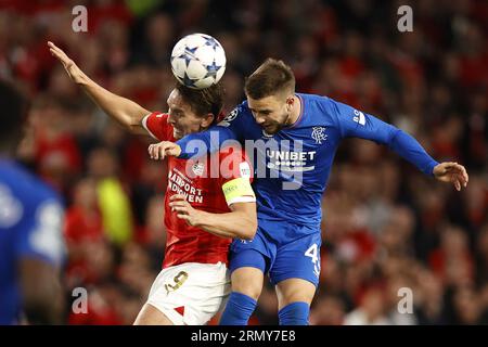 EINDHOVEN - (lr) Luuk de Jong du PSV Eindhoven, Nicolas Raskinof Rangers FC lors du match de play-off de l'UEFA Champions League entre le PSV Eindhoven et le Rangers FC au stade Phillips le 30 août 2023 à Eindhoven, aux pays-Bas. AP | taille néerlandaise | MAURICE DE PIERRE Banque D'Images