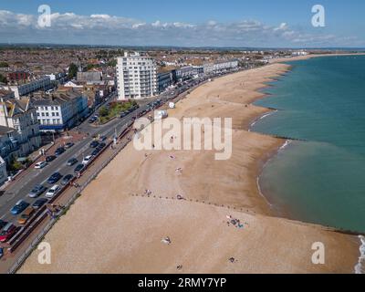 Vue aérienne de la plage à l'est de la jetée à Eastbourne, East Sussex, Royaume-Uni. Banque D'Images