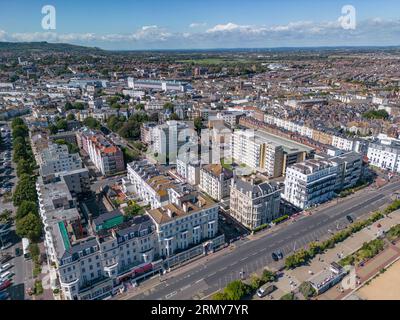 Vue aérienne des hôtels et de la propriété sur le front de mer à Eastbourne, East Sussex, Royaume-Uni. Banque D'Images