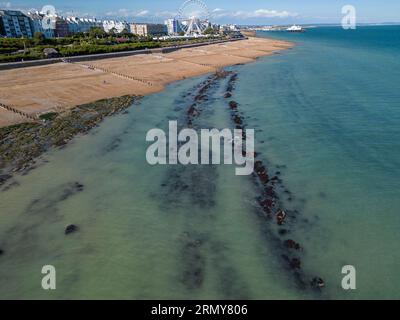 Vue aérienne à basse altitude des formations rocheuses exposées à marée basse sur la plage d'Eastbourne, East Sussex, Royaume-Uni. Banque D'Images