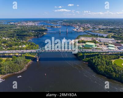 Vue aérienne du pont de la rivière Piscataqua qui carrant l'Interstate Highway 95 à travers la rivière Piscataqua reliant Portsmouth, New Hampshire avec Kittery, main Banque D'Images