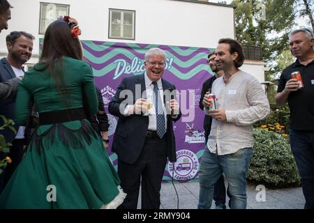 Berlin, Allemagne. 30 août 2023. L’événement célébrait l’échange culturel entre l’Allemagne et les États-Unis, avec une dégustation de bières artisanales par Michael Koenig de Maisel, une brasserie renommée. Les invités ont eu droit à une sélection de bières artisanales de Caroline du Nord et du Tennessee, mettant en valeur la diversité et la qualité de la bière artisanale américaine. Les délices culinaires comprenaient une tarte humble, du bœuf de Louisiane et du poulet chaud Nashville frit au babeurre, offrant un avant-goût du Sud américain. Le divertissement musical de la soirée a été fourni par l'artiste acoustique en direct Mary Lee, qui a interprété un mélange d'Ame Banque D'Images