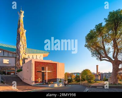 Nagasaki, Kyushu - décembre 11 2022 : coucher de soleil sur l'église St Filippo Nishizaka dont les tours ont été créées en 1962 par l'architecte japonais Kenji Imai qui était INS Banque D'Images