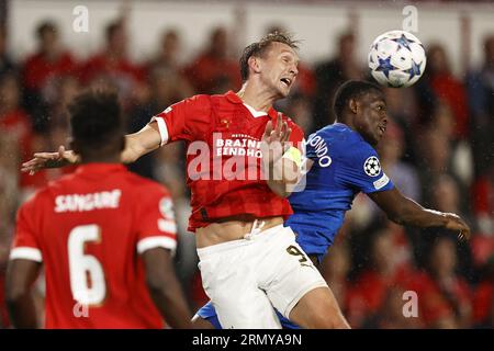 EINDHOVEN - (lr) Luuk de Jong du PSV Eindhoven, Rabbi Matondo du Rangers FC lors du match de play-off de l'UEFA Champions League entre le PSV Eindhoven et le Rangers FC au stade Phillips le 30 août 2023 à Eindhoven, aux pays-Bas. AP | taille néerlandaise | MAURICE DE PIERRE Banque D'Images