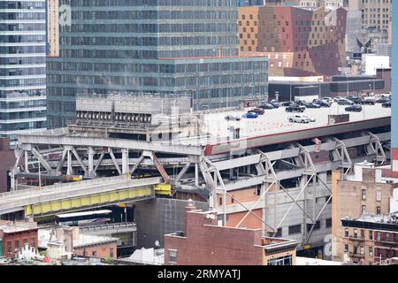 New York, New York, États-Unis. 29 août 2023. Le terminal de bus de Port Authority, dans le besoin de réparations et de travaux de rénovation, vu de Hell's Kitchen.les bus de transport public sont un pivot des réseaux de banlieue desservant les résidents du New Jersey entrant et sortant des bureaux de Midtown Manhattan par les bus de New Jersey Transit et les lignes de bus interurbains privés tels que Academy, mars, Greyhound, Mega bus, Bolt bus et Peter Pan. (Image de crédit : © Taidgh Barron/ZUMA Press Wire) USAGE ÉDITORIAL SEULEMENT! Non destiné à UN USAGE commercial ! Banque D'Images