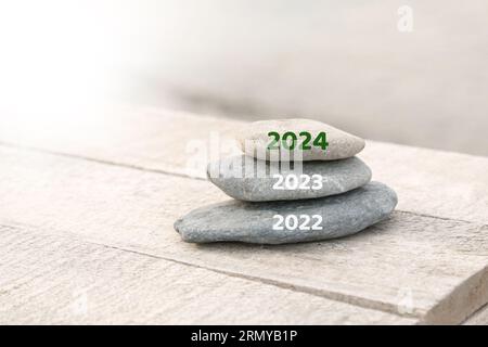 Bonne année, 2024 remplace l'ancien 2023. Nouvel an 2024 vient idée de concept sur la plage. L'image photo créative peut être utilisée comme affichage, toile imprimée, web Banque D'Images