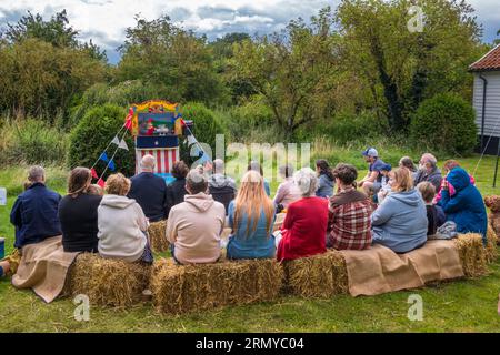 Punch et Judy montrent à la fête d'été de Wingfield. Suffolk, Royaume-Uni. Banque D'Images