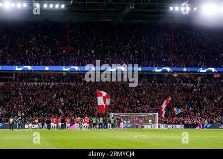 Eindhoven, pays-Bas. 30 août 2023. EINDHOVEN, PAYS-BAS - 30 AOÛT : les joueurs du PSV célébrant leur équipe gagnent avec les supporters lors du match de deuxième étape de qualification de l'UEFA Champions League entre le PSV et les Rangers au Philips Stadion le 30 août 2023 à Eindhoven, pays-Bas (photo Rene Nijhuis/Orange Pictures) crédit : orange pics BV/Alamy Live News Banque D'Images