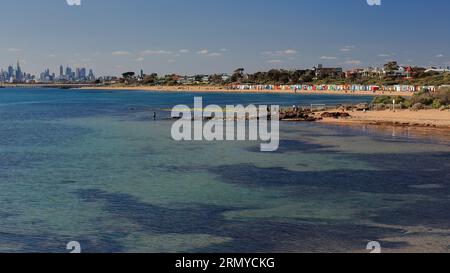 895 Dendy Street Beach cabines de bain victoriennes et horizon du quartier des affaires vu de Green point Gardens-Brighton Beach. Melbourne-Australie. Banque D'Images