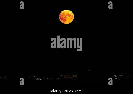 Brighton Beach, ville de Brighton et Hove, East Sussex, Royaume-Uni. La Supermoon d'août se lève sur Brighton Pier. Aussi connu sous le nom de lune bleue en raison d'une pleine lune apparaissant deux fois en un mois calendaire. Cette lune est également connue sous le nom de Sturgeon Moon. 30 août 2023. La Supermoon d'août se lève sur Brighton Pier. Aussi connu comme une lune bleue en raison d'une pleine lune apparaissant deux fois dans un mois calendaire, cette pleine lune étant la deuxième pleine lune du mois. 30 août 2023 Banque D'Images