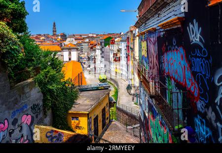Porto, Portugal, Europe - 26 juin 2023 : vue panoramique sur une rue étroite traditionnelle et des maisons historiques dans la ville de Porto par une journée ensoleillée Banque D'Images