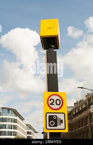 Caméra de sécurité de type ANPR Big Brother et de surveillance ANPR sur Queen Victoria Street, City of London, Angleterre, Royaume-Uni Banque D'Images