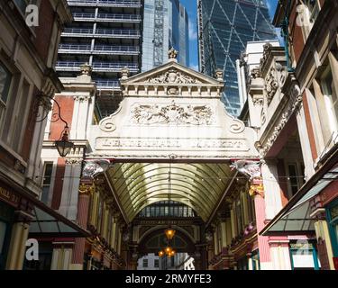 Entrée au marché de Leadenhall avec un Leadenhall en construction en arrière-plan, ville de Londres, Angleterre, Royaume-Uni Banque D'Images