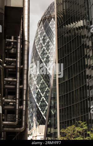 30 St Mary axe, alias le Gherkin, le Cheesegrater et l'église Tudor de St Andrew Undershaft, St Mary axe, City of London, EC3, Royaume-Uni Banque D'Images