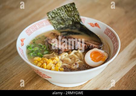 Photo de la soupe de ramen délicieuse avec des œufs durs et de la viande dans le restaurant japonais. Banque D'Images