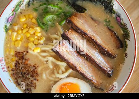 Photo de la délicieuse soupe de nouilles aux œufs durs et à la viande dans le restaurant japonais. Banque D'Images