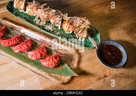 Photo de stock de délicieuses assiettes de sushis avec sauces spéciales. Banque D'Images