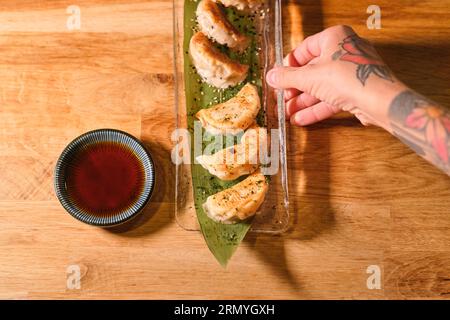 Photo de la délicieuse assiette de sushis avec sauces spéciales. Banque D'Images